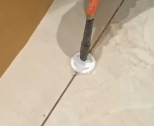 长汀瓷砖空鼓维修公司专业解答瓷砖在铺贴过程中，如果没有涂抹均匀到位的粘结材料（如水泥砂浆或瓷砖胶），可能会导致以下问题